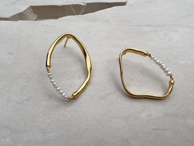 Heliotique | Shyla Thiva Earrings - Pearl