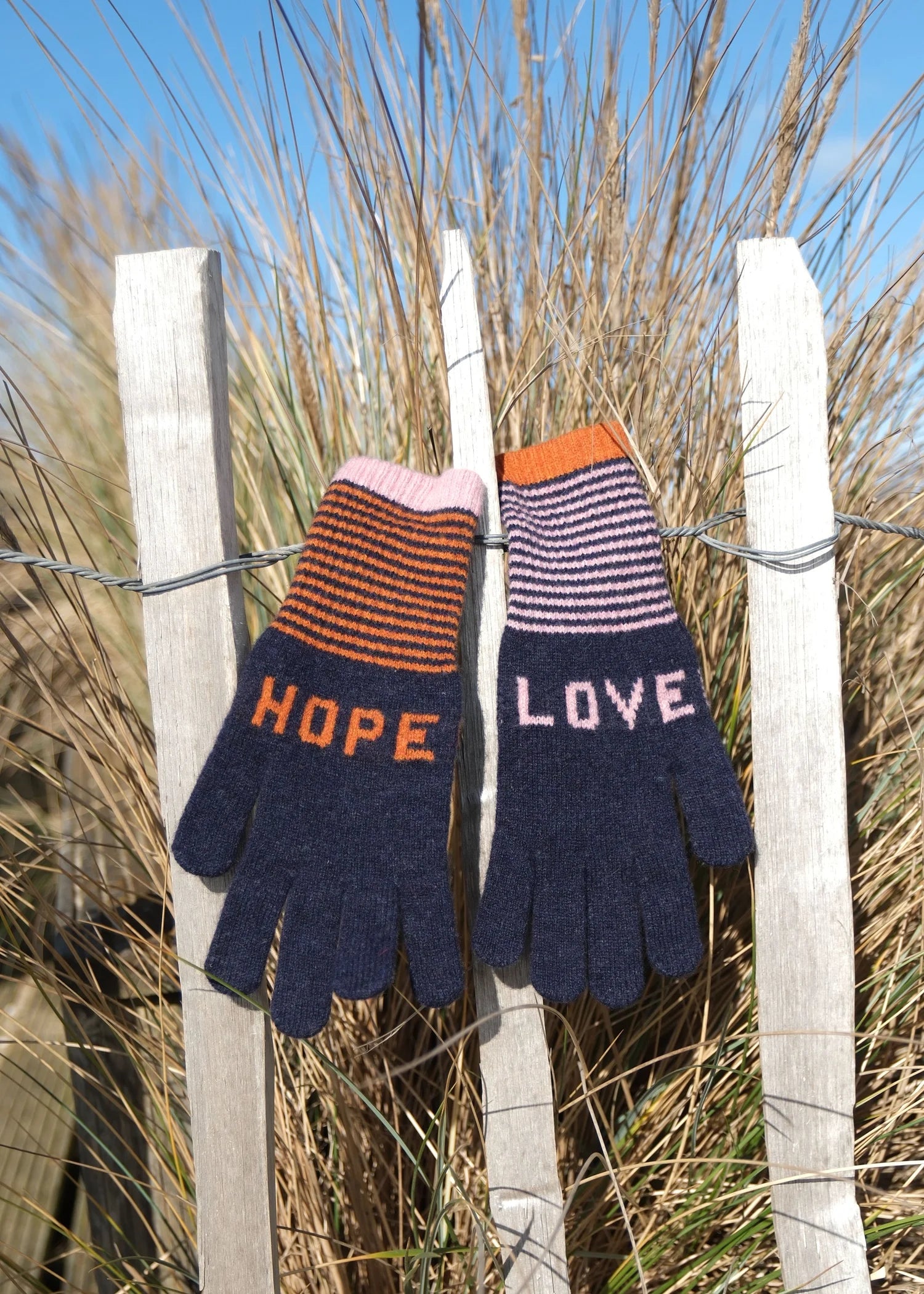 Heliotique Love / Hope Lambswool Gloves - Autumn Berry