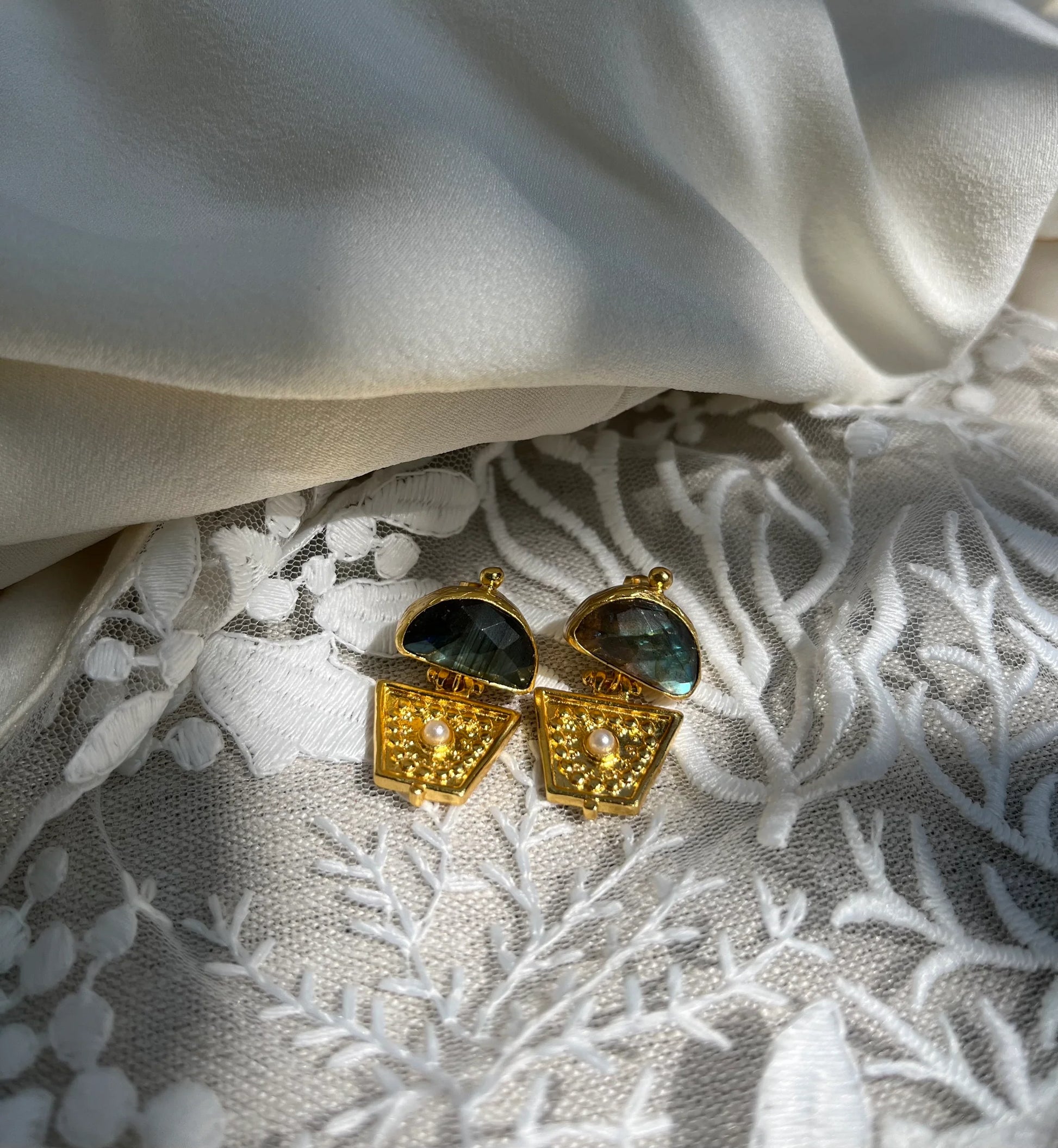 Heliotique Naila Labradorite & Pearl Drop Stud Earrings